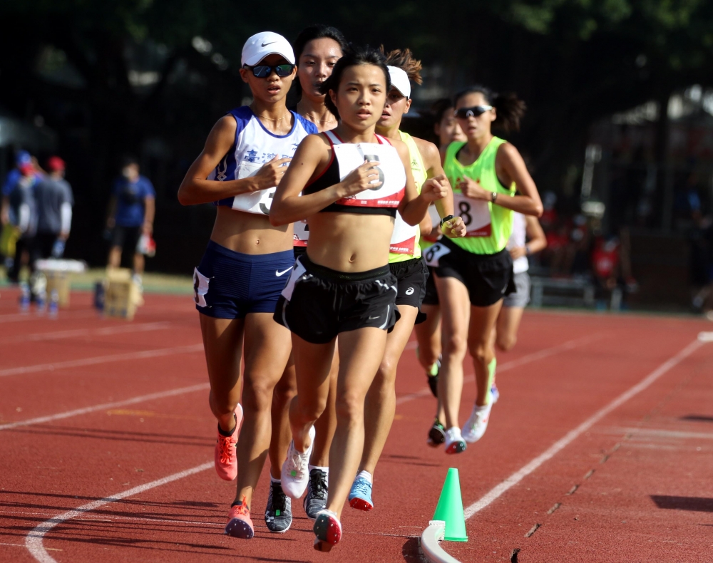 全大運公開女子5000公尺金牌臺灣師大湯樂榆（前）。林嘉欣／攝影。