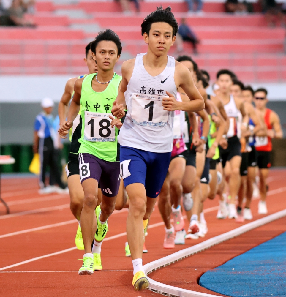 簡子傑(前)獲頒《王楊嬌體育賽事創紀錄獎》。林嘉欣／攝影。