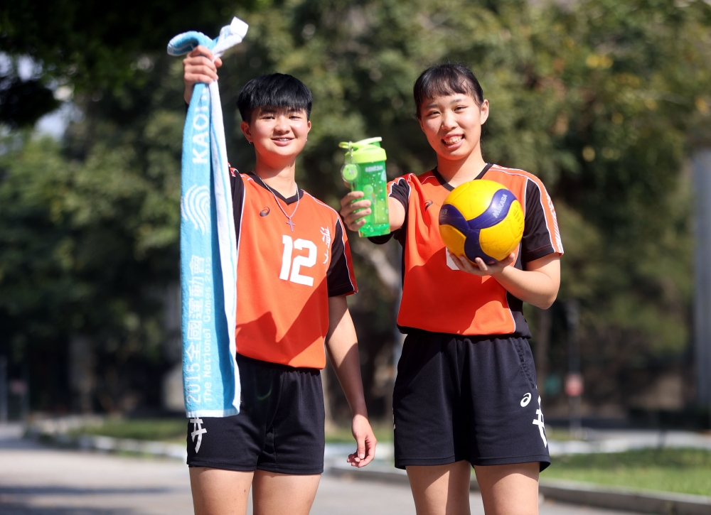 清大排球、籃球雙棲校隊劉海葳（左）和楊恬昕說她們只是負責遞毛巾和水壼的。林嘉欣／攝影。