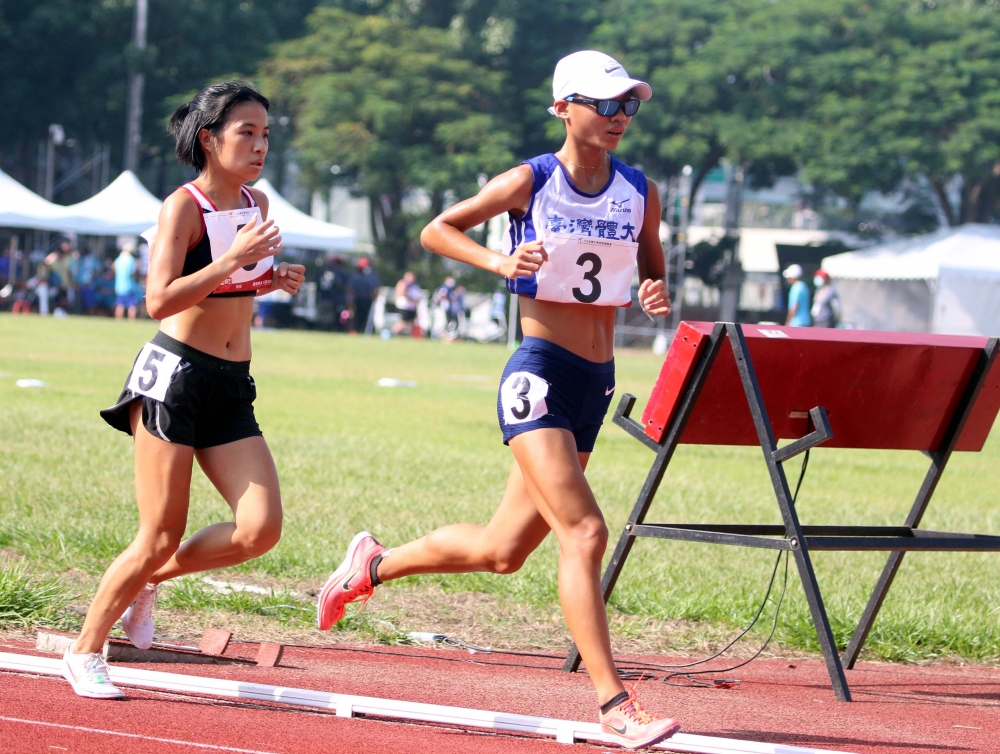 全大運公開女子5000公尺金牌臺灣師大湯樂榆（左）。林嘉欣／攝影。