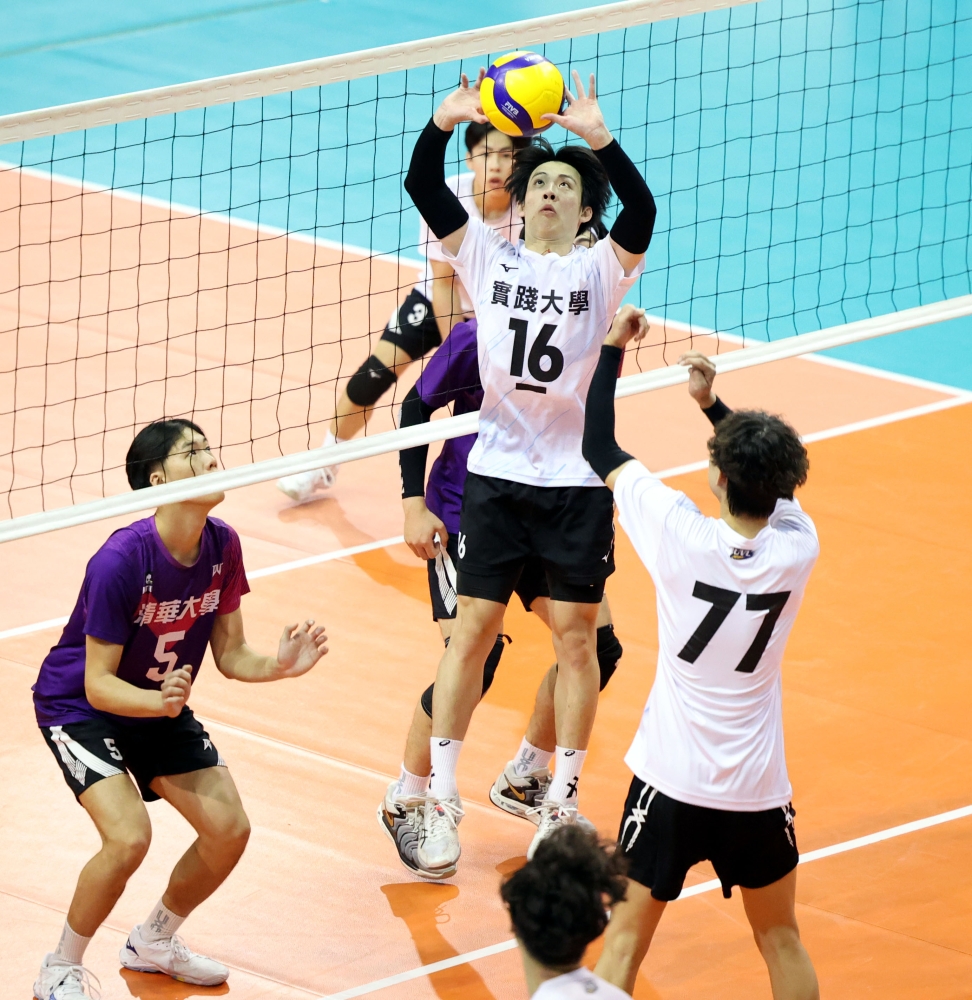 實踐大學王銘懷(16號)和清華大學王柏翰(後，3號)「兄弟鬩牆」。林嘉欣／攝影。