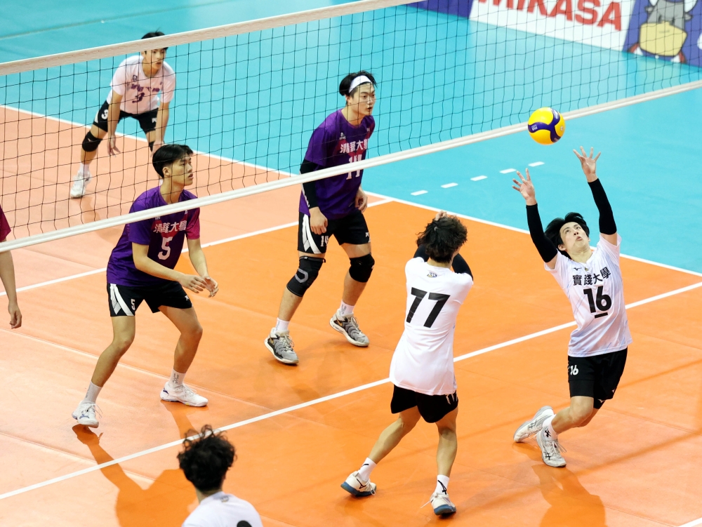 實踐大學王銘懷(16號)和清華大學王柏翰(後，3號)「兄弟鬩牆」。林嘉欣／攝影。