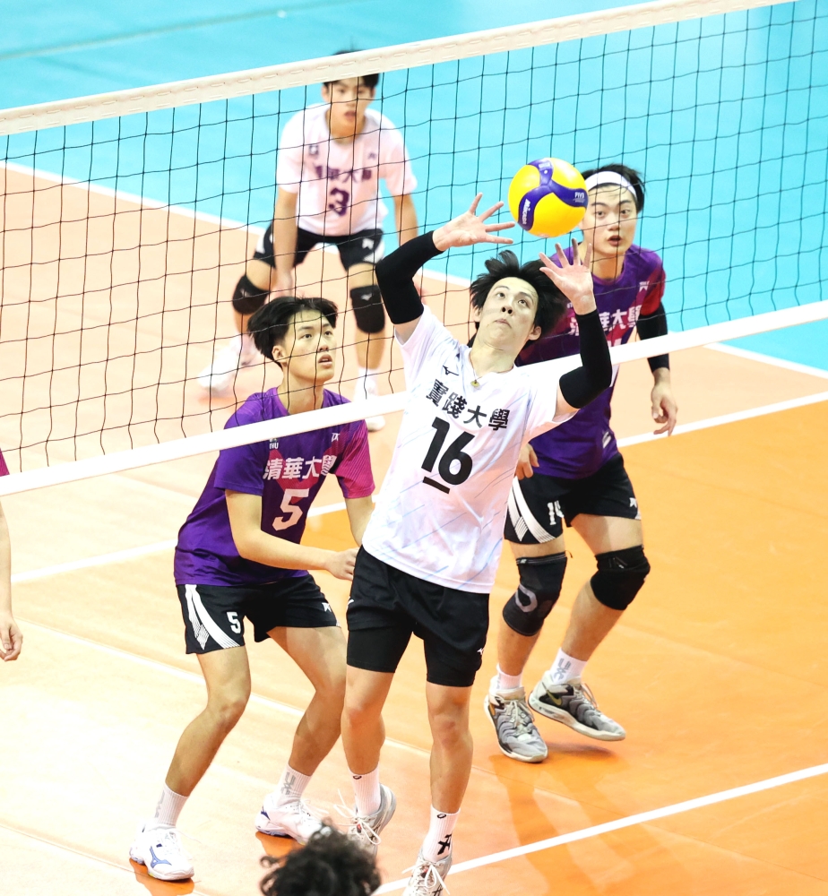 實踐大學王銘懷(16號)和清華大學王柏翰(後，3號)「兄弟鬩牆」。林嘉欣／攝影。