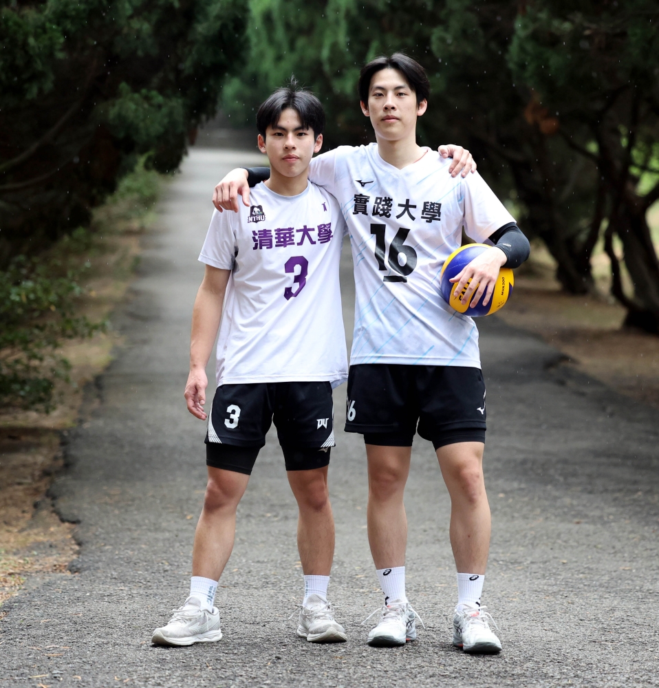 實踐大學王銘懷(右)、清華大學王柏翰兄弟檔。林嘉欣／攝影。