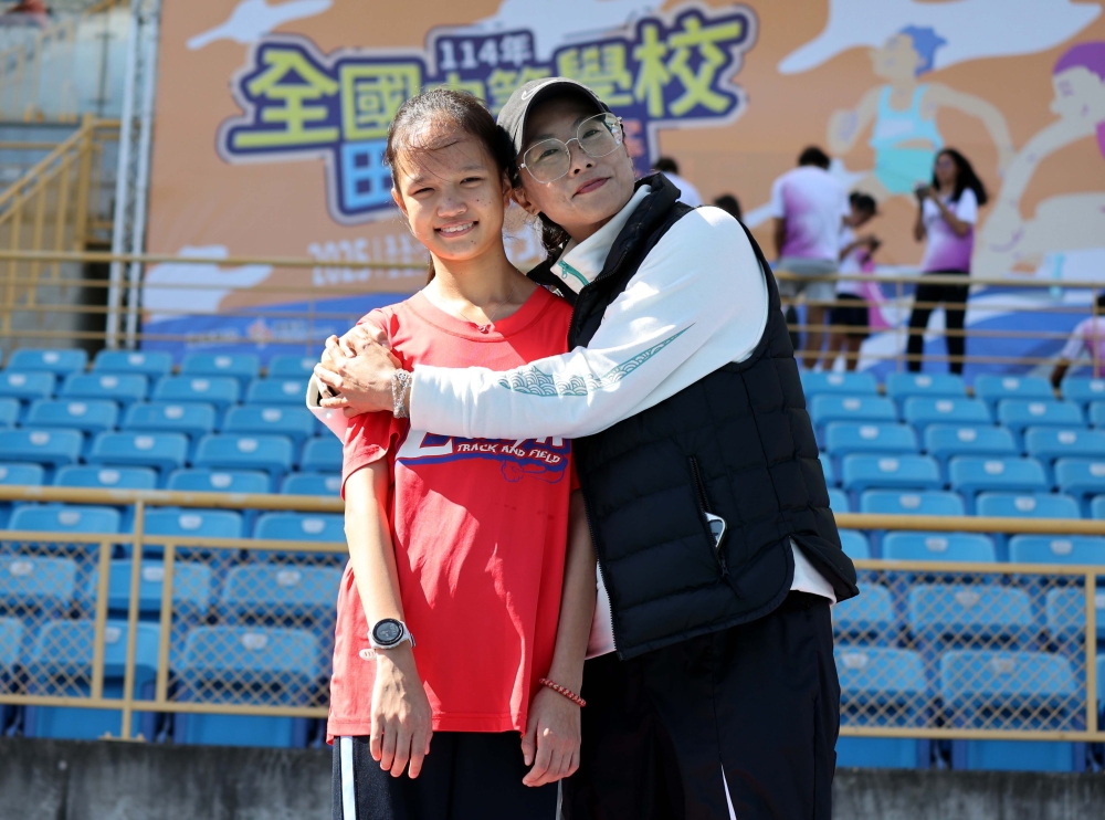 蘭雅國中楊絮涵和教練李秀美。林嘉欣/攝影。