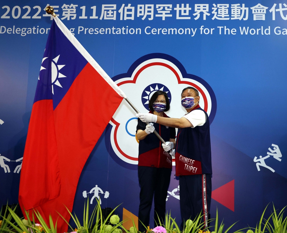 總統蔡英文授旗給中華世運代表團團長林鴻道。中華奧會提供。下同。