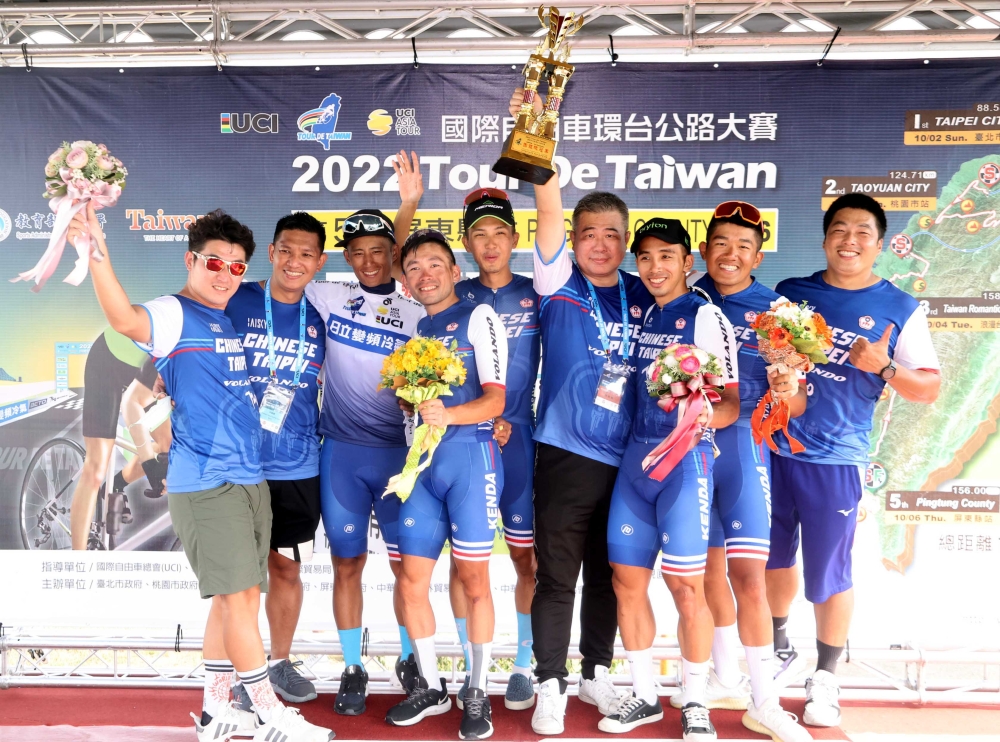 馮俊凱率中華隊拿下環台賽史上第一座團隊冠軍盃。林嘉欣／攝影。