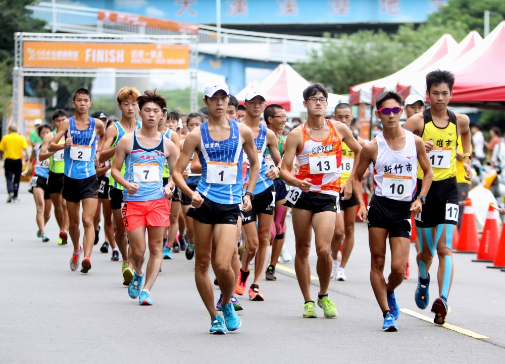 新竹市許嘉維（前）在全運男子20公里競走奪金破大會。林嘉欣／攝影。