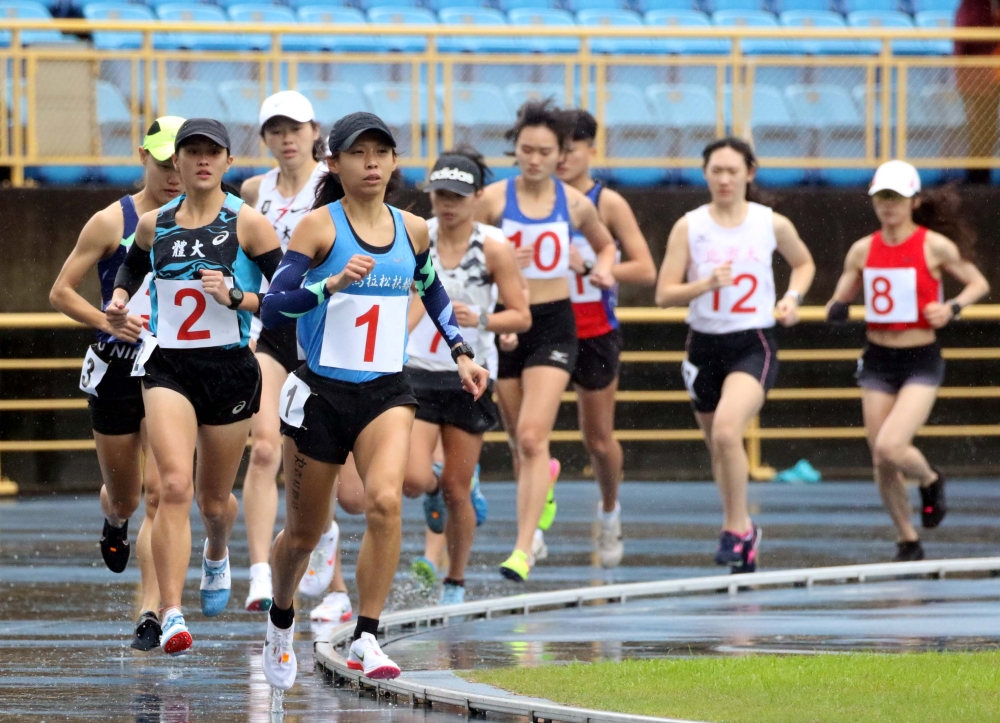 曹純玉（前）打破高懸18年的公開女5000公尺大會紀錄。林嘉欣／攝影。