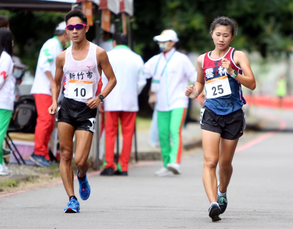 全運男、女20公里競走金牌許嘉維（左）和黃冠綾。林嘉欣／攝影。