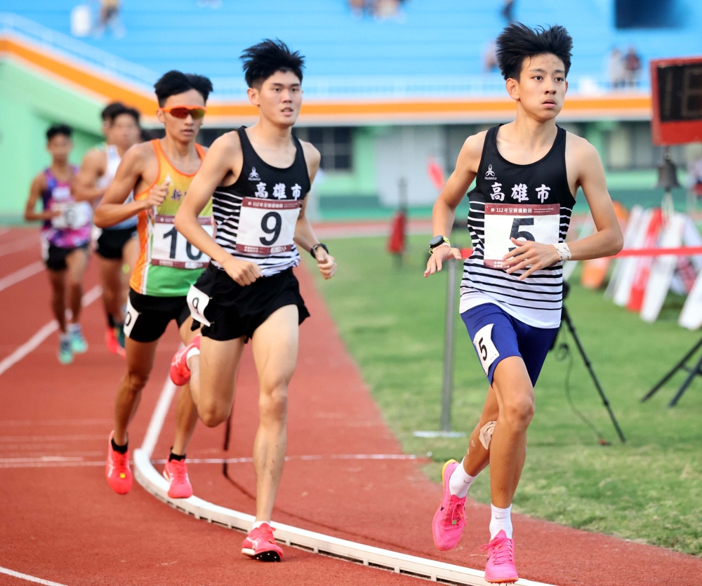 簡子傑（前）是全運史上最年輕的5000公尺金牌。林嘉欣／攝影。