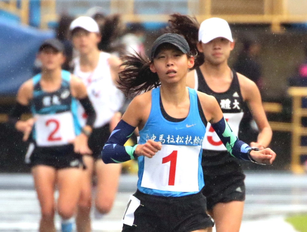 曹純玉（前）打破高懸18年的公開女5000公尺大會紀錄。林嘉欣／攝影。