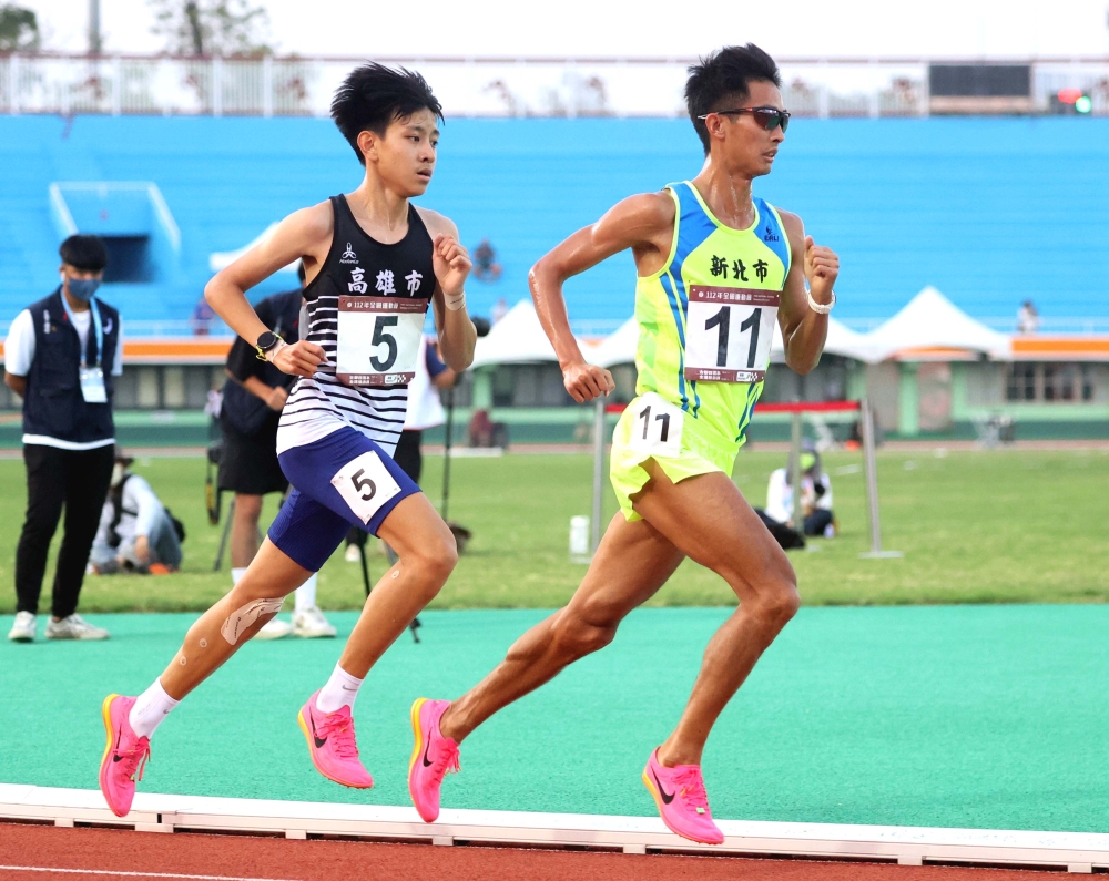 簡子傑（左）是全運史上最年輕的5000公尺金牌。林嘉欣／攝影。