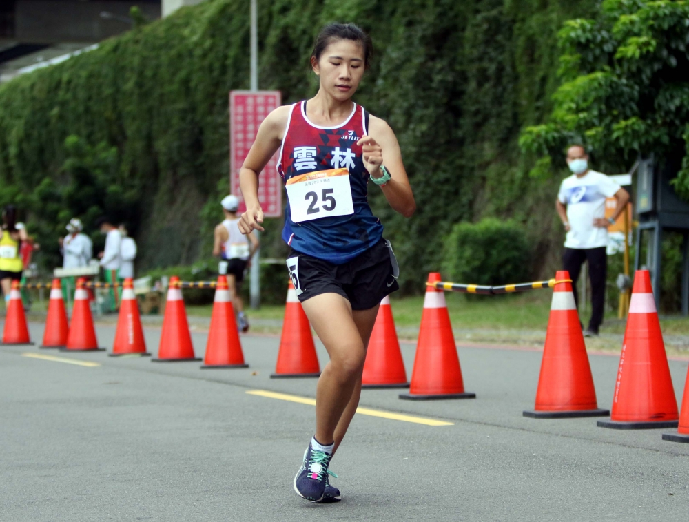 全運女子20公里競走金牌黃冠綾。林嘉欣／攝影。