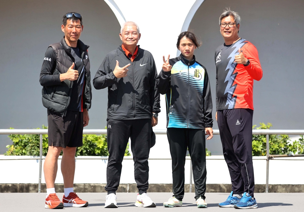 林沛萱（右二）和教練陳鴻傑（左起）、潘瑞根老師、鍾彩榮教練。林嘉欣／攝影。