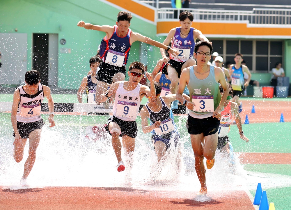 中央警大許紹為(2號)在全大運一般男生組3000公尺障礙得銅。林嘉欣／攝影。