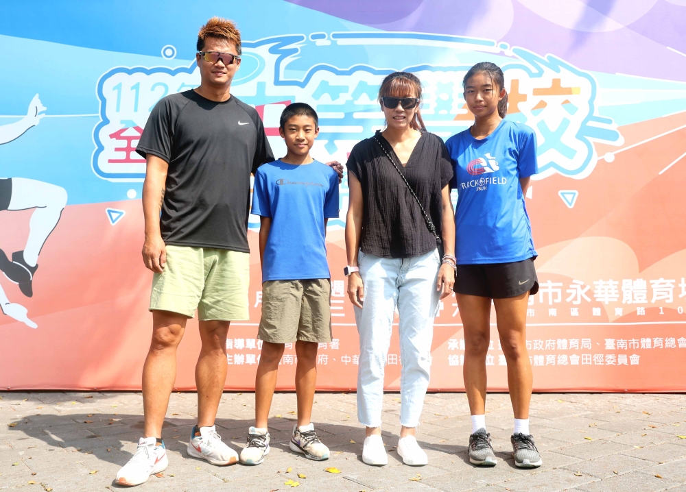 蕭賜斌（左）、呂庭芳和女兒蕭潔、兒子蕭暘都是運動員。林嘉欣／攝影。