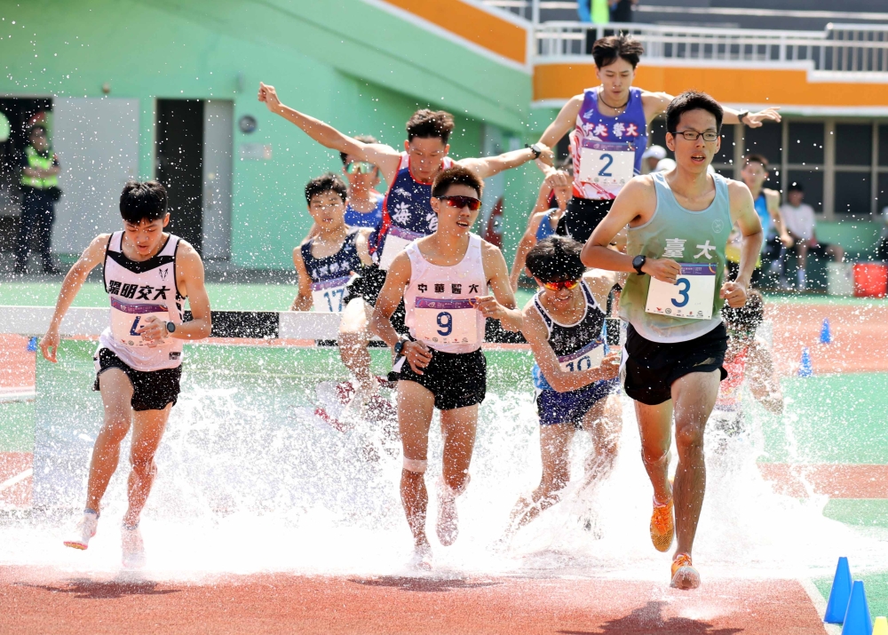 中央警大許紹為(2號)在全大運一般男生組3000公尺障礙得銅。林嘉欣／攝影。