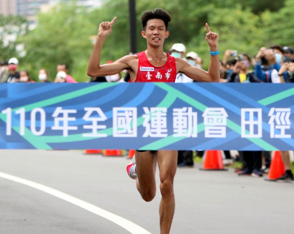 臺南市吳睿恩在全運男子馬拉松決賽，以2:31:14首度稱王。林嘉欣／攝影。