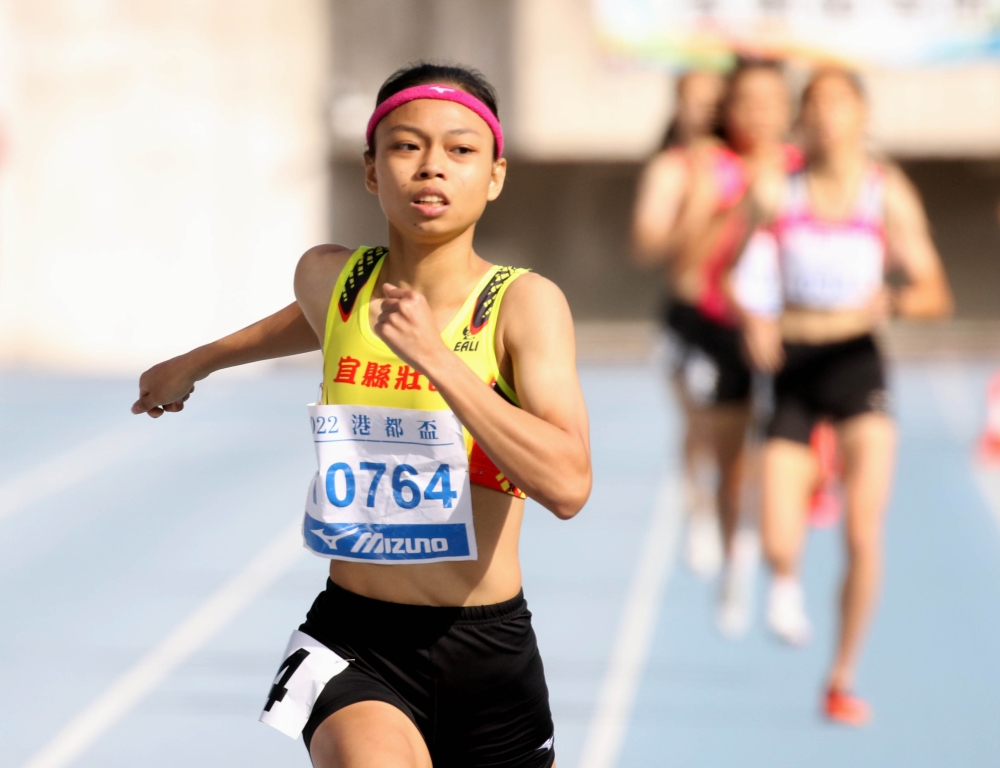 壯圍國中陳潔安在國女800公尺決賽，打破高懸17年的大會紀錄。林嘉欣／攝影。