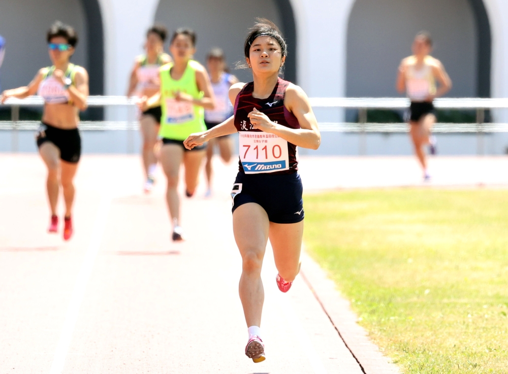 沈佳霓（前）打破高懸10年的青年盃公開女800公尺大會紀錄。林嘉欣／攝影。