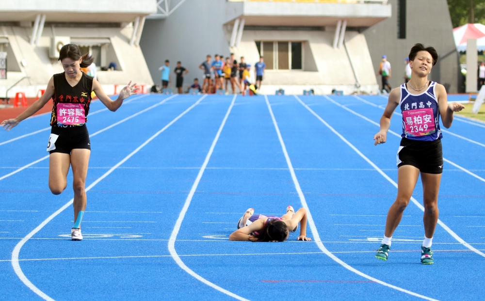 鍾兆妍400公尺決賽跌倒未完賽。林嘉欣／攝影。