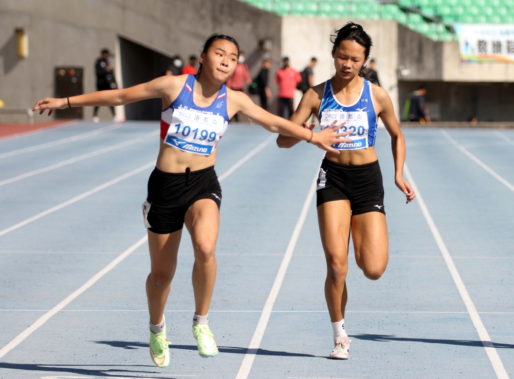 國女200公尺決賽，桃園國中黃郁庭（左）破大會。林嘉欣／攝影。