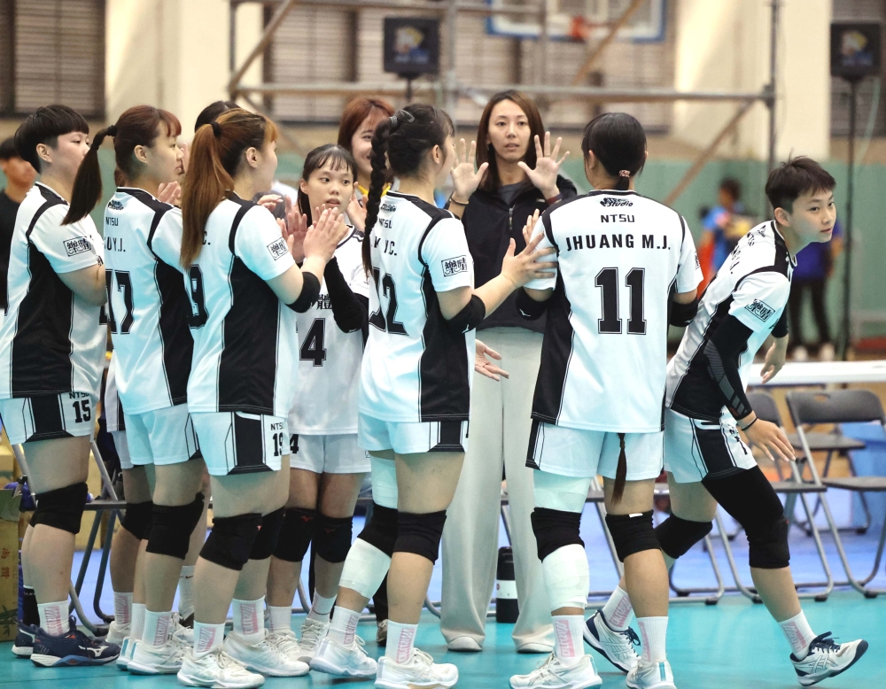 國體大教練王欣婷和球員擊掌。林嘉欣／攝影。