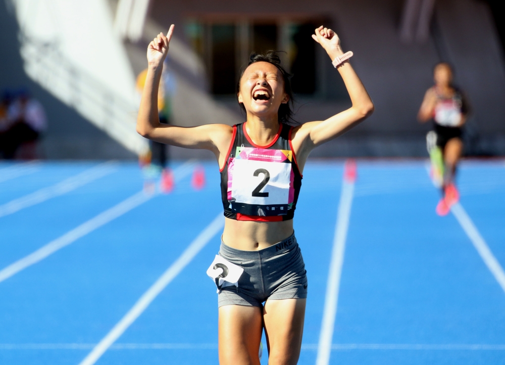 高女5000公尺決賽，基隆女中黃郁媃奪金超激動。林嘉欣／攝影。