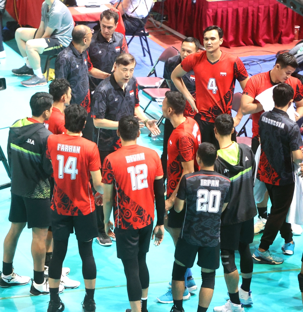 中國籍的印尼隊執行教練蔣杰，對球員面授機宜。中華民國排球協會提供。