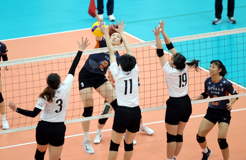 北市大甘可慧攻擊，臺師出動三人六手聯防。林嘉欣／攝影。