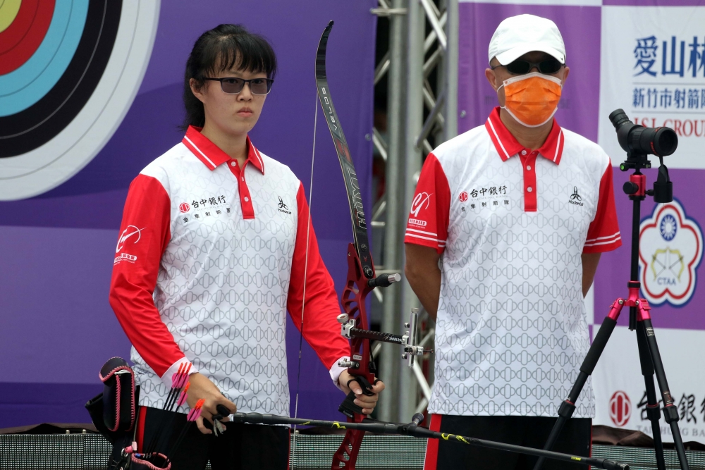 台中銀行隊教練張富鈞（右），對菜鳥兵李安晴在女單的表現給予高度肯定。中華企業射箭聯盟／提供。