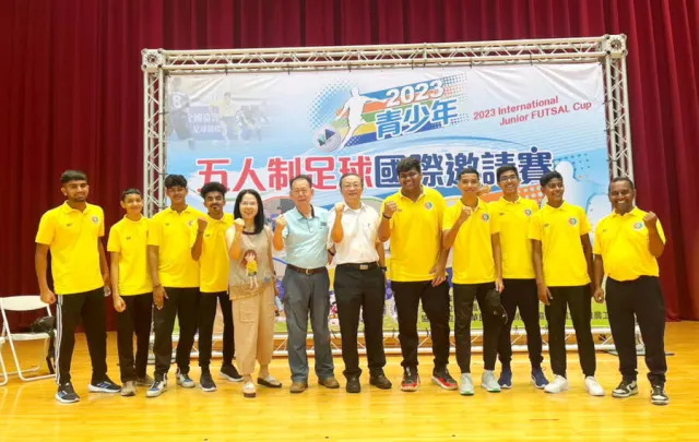 圖/吳鳳科大辦理校長蔡宏榮(右６)、民雄農工校長鍾順水（左７）等為選手加油。