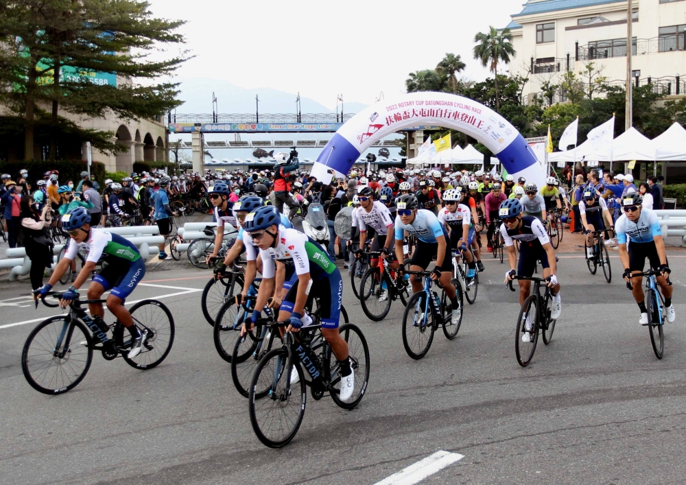扶輪盃大屯山自行車登山王挑戰出發。中華民國自行車騎士協會提供。