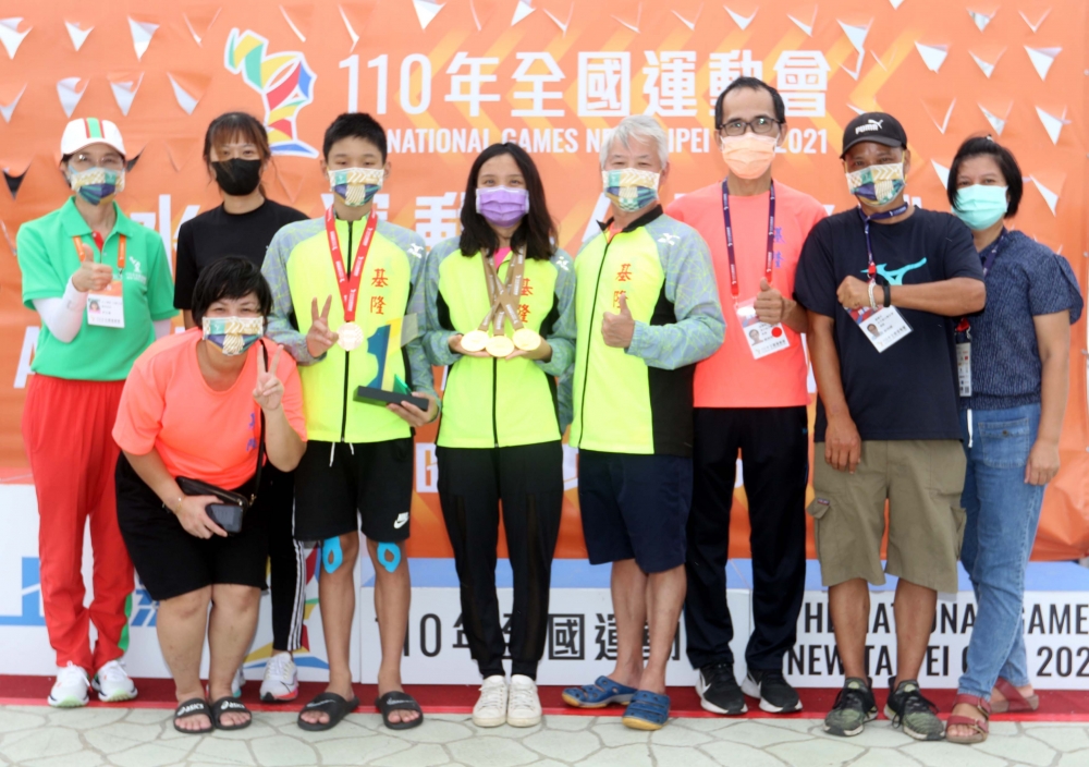 鄧羽彣（左四）感謝教練和學弟妹給她動力。林嘉欣／攝影。
