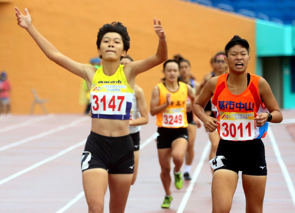 高女800公尺決賽冠軍桃園高中風如芯（前）。林嘉欣／攝影。