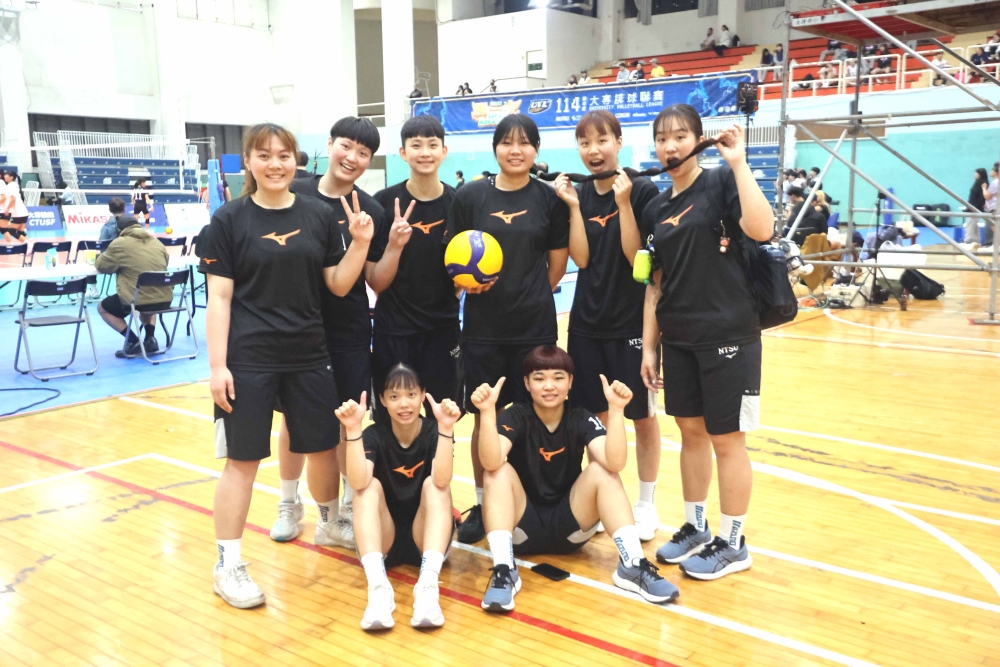 國體大莊珉筑(後排右3)國中畢業後便沒剪過頭髮。林嘉欣／攝影。