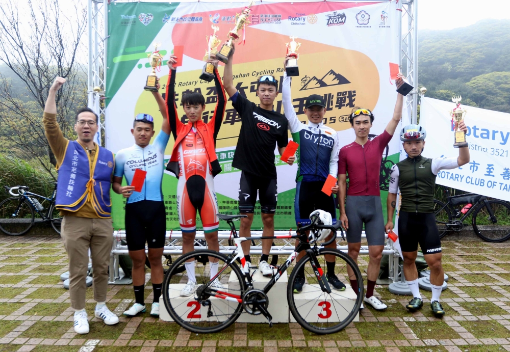 爬坡王子王胤之（右二）傷後復出得總排第五名。中華民國自行車騎士協會提供。