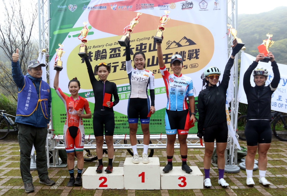 女子組緦排前六名頒獎。中華民國自行車騎士協會提供。
