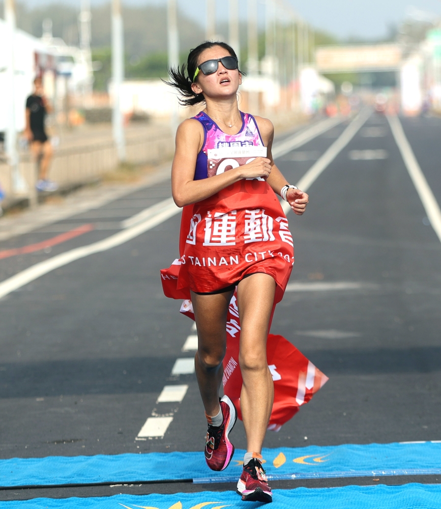 桃園市陳雅芬隔10年再度在全運女子馬拉松賽封后。林嘉欣／攝影。