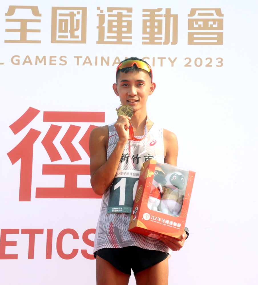 許嘉維衛冕全運男子20公里競走冠軍，頒獎時努力擠出笑容。林嘉欣／攝影。