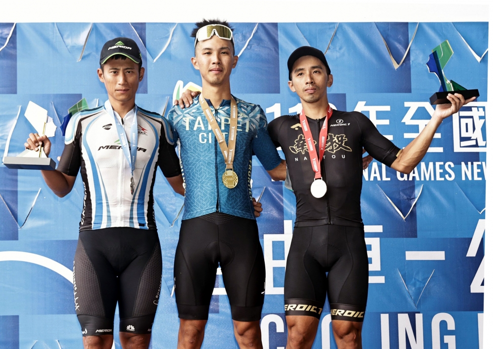 男子組公路賽由杜志濠(中)奪得金牌，馮俊凱(左)銀牌，盧紹軒(右)銅牌。美利達自行車提供。