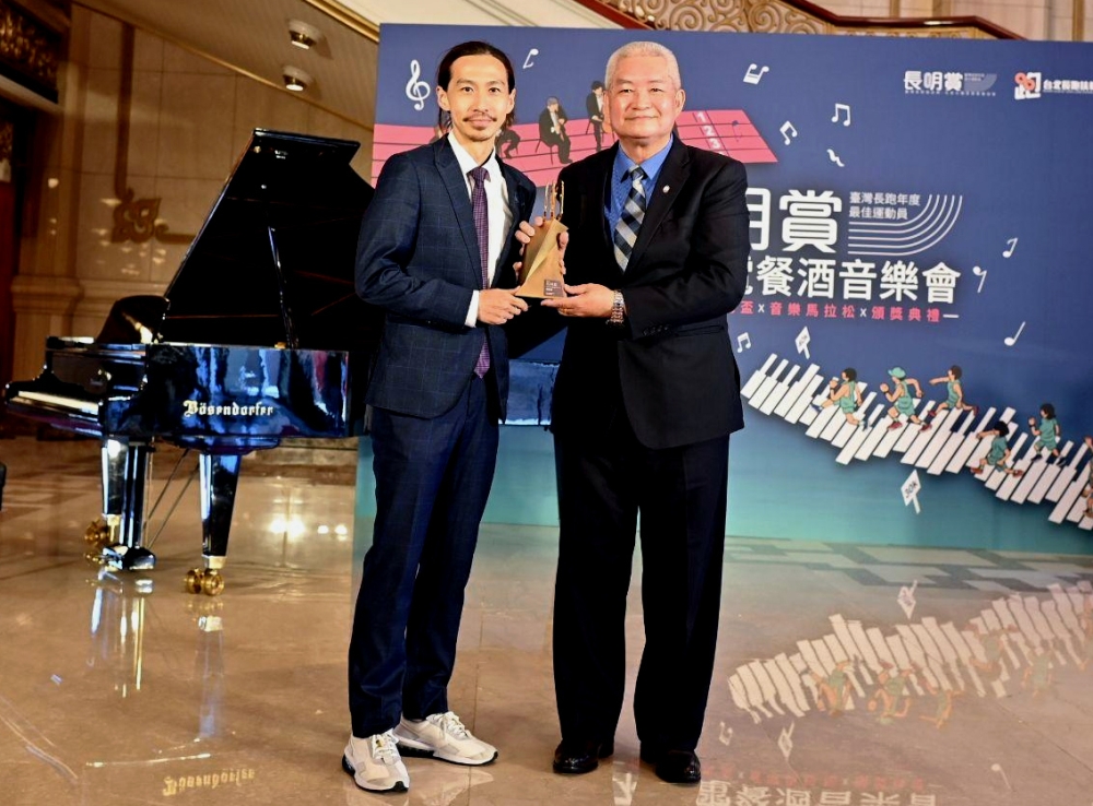 潘瑞根頒獎給台灣長跑年度最佳男子運動員獎張嘉哲。