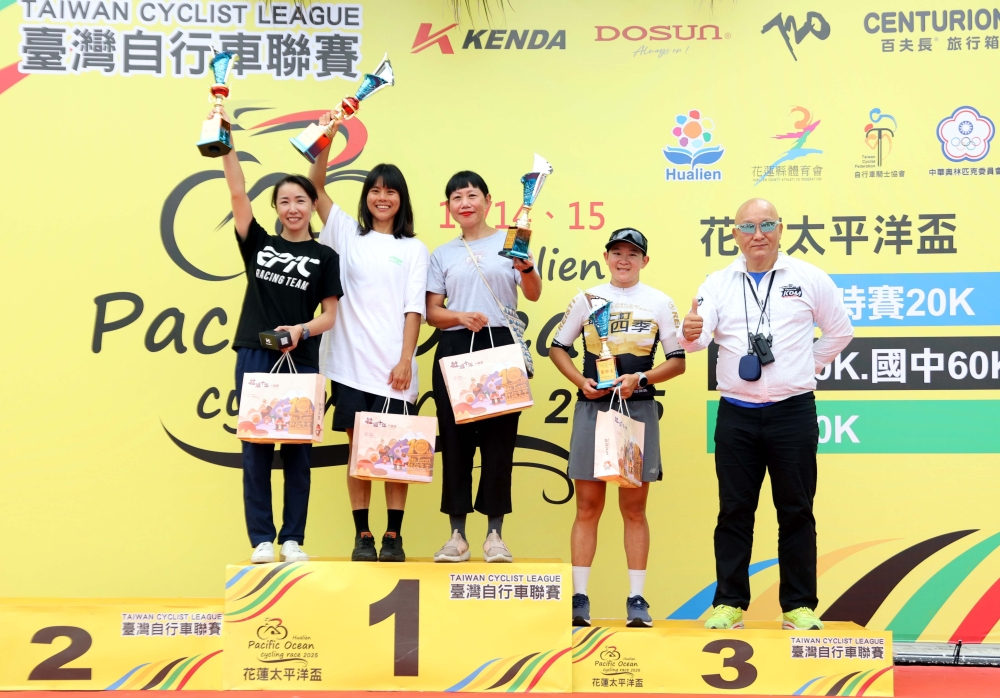 許書瑋(左二)勇奪花蓮太平洋盃自行車賽女子組總冠軍。林嘉欣／攝影。