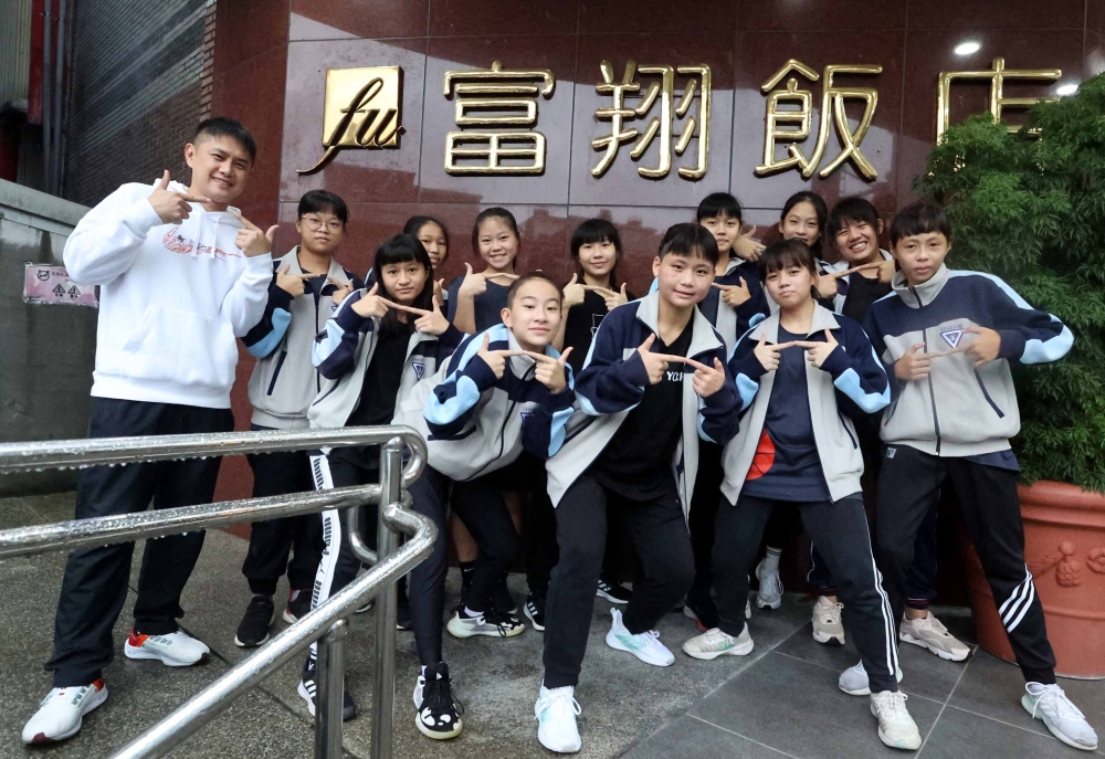 中華國中女籃教練游宸翔（左）是富翔飯店副董事長。林嘉欣／攝影。