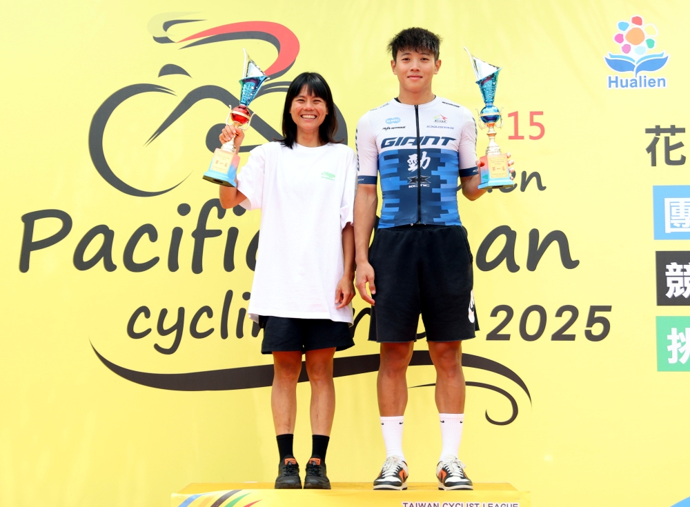 男子組總冠軍許仕儒和女子組總冠軍許書瑋。林嘉欣／攝影。