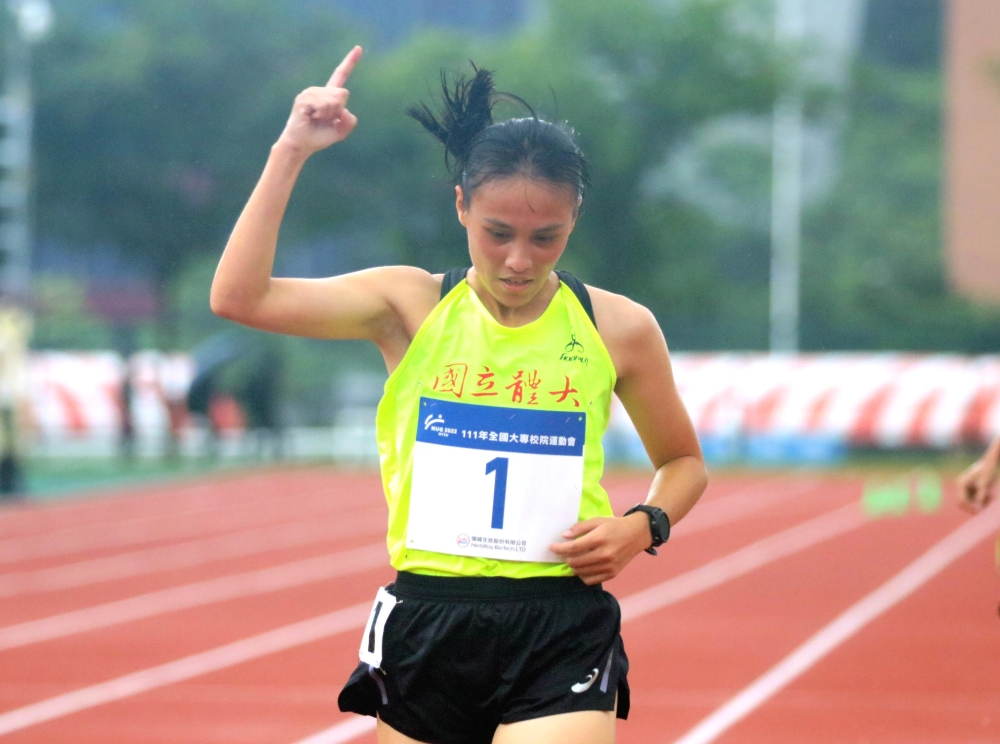 國體大賴庭萱在全大運公開女5000公尺再添一金。林嘉欣／攝影。