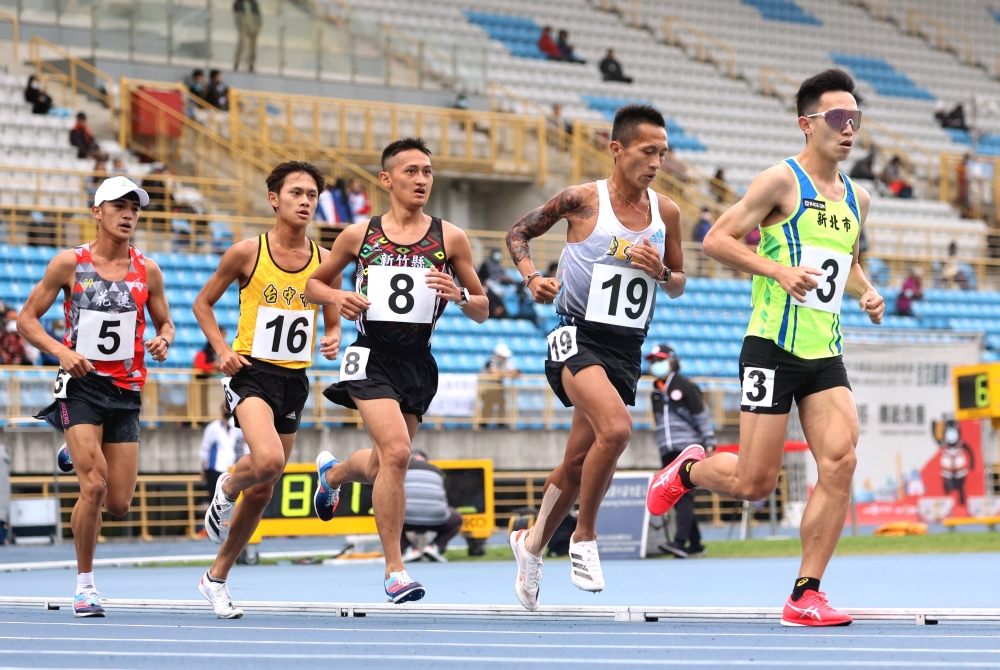 蔣介文（右二）和外甥田睿祥（左二）一起參加公開男5000公尺決賽。