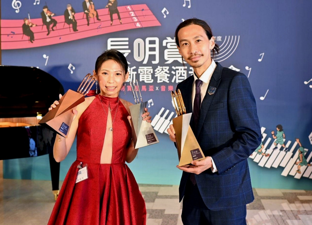 張嘉哲和曹純玉獲頒首屆長明賞台灣長跑年度最佳男、女運動員獎。大會提供。下同。