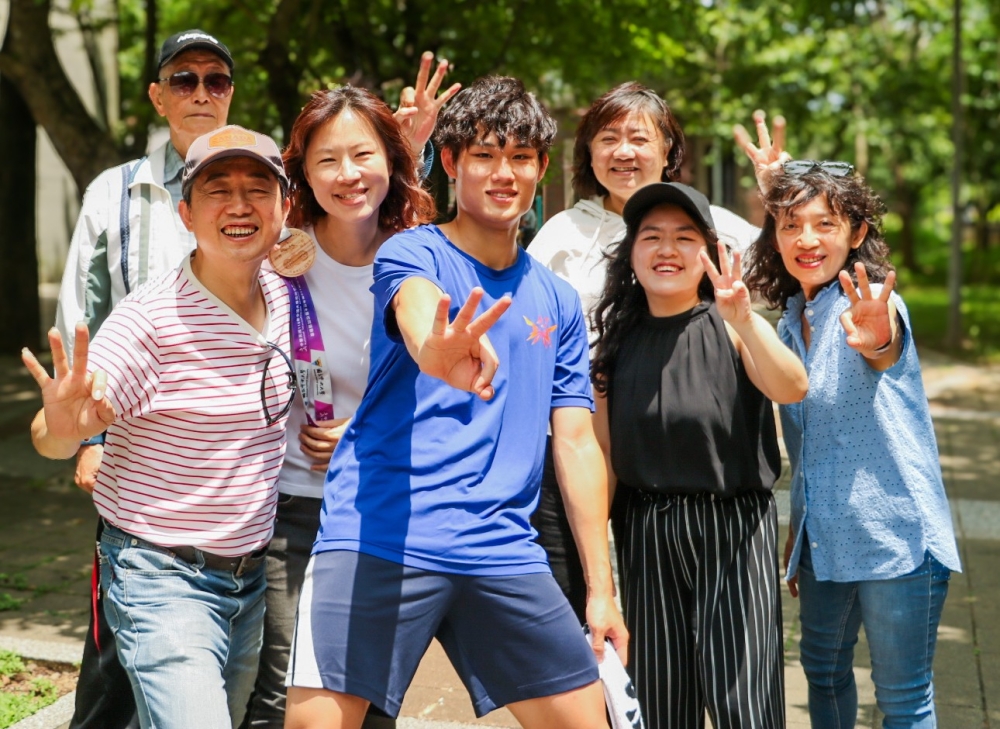82歲爺爺首度和家人一起到場為李家誠加油。許靜玟／攝影。